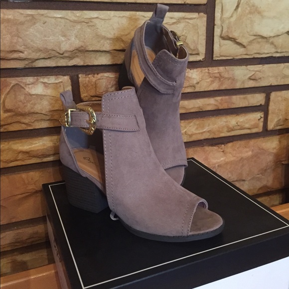 NIB faux leather taupe and lilac buckled booties 7 -7.5 - Picture 5 of 7